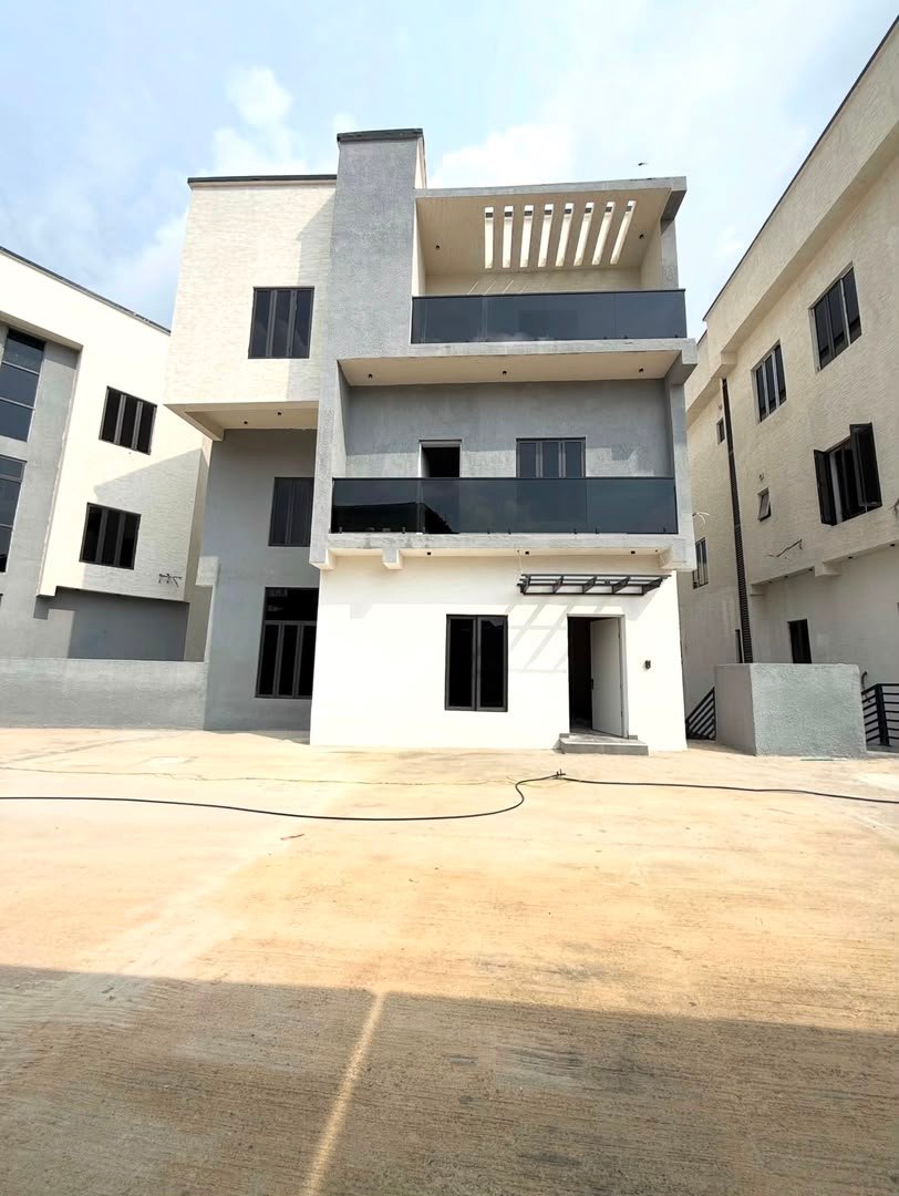 Luxury 7 Bedroom Detached Duplex photo 2