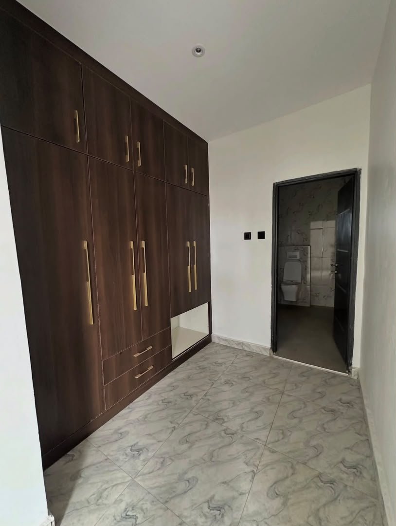 4-Bedroom Terrace in Area ! photo 9