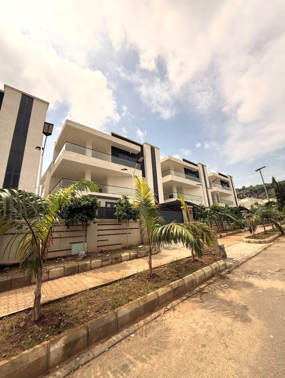 Luxury 6-Bedroom Smart Home in Katampe photo 2