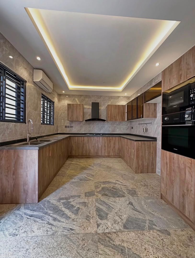 Luxury 4-Bedroom Detached Duplex in Life Camp photo 5