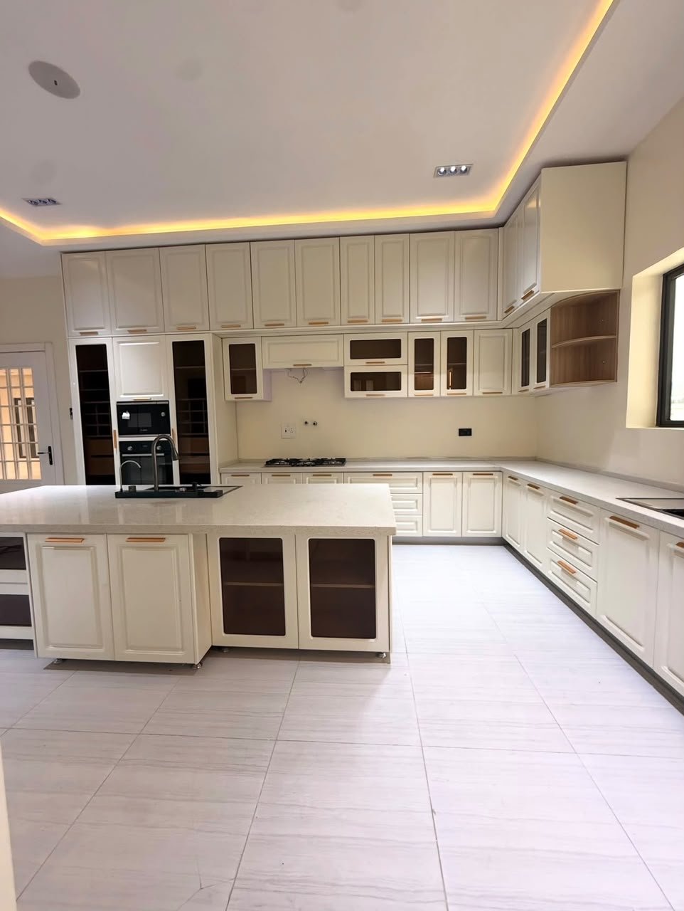 Luxury 6-Bedroom Smart Home in Katampe photo 5