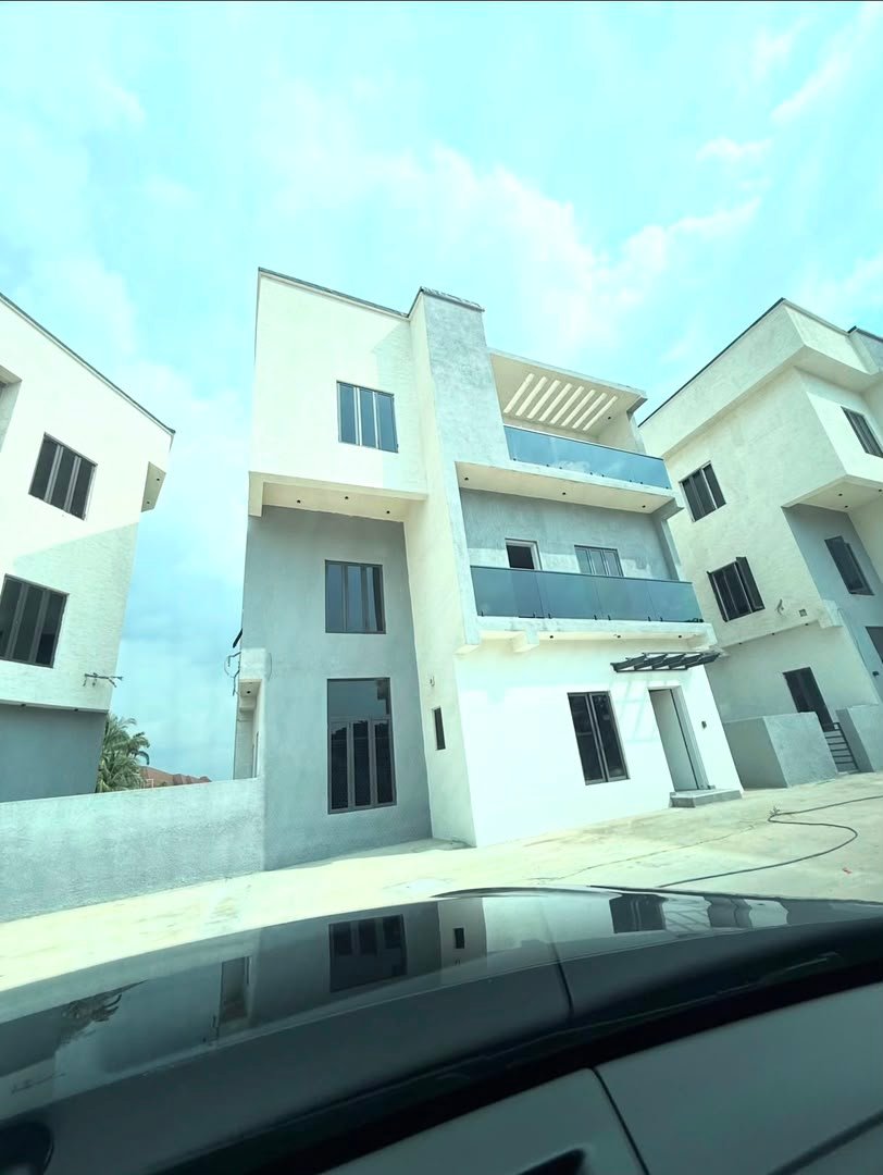 Luxury 7 Bedroom Detached Duplex photo 4