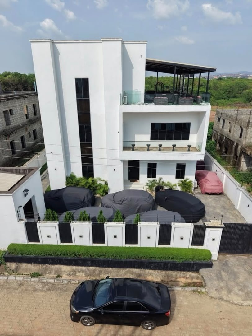 Furnished 5-Bedroom Detached-Duplex Life Camp