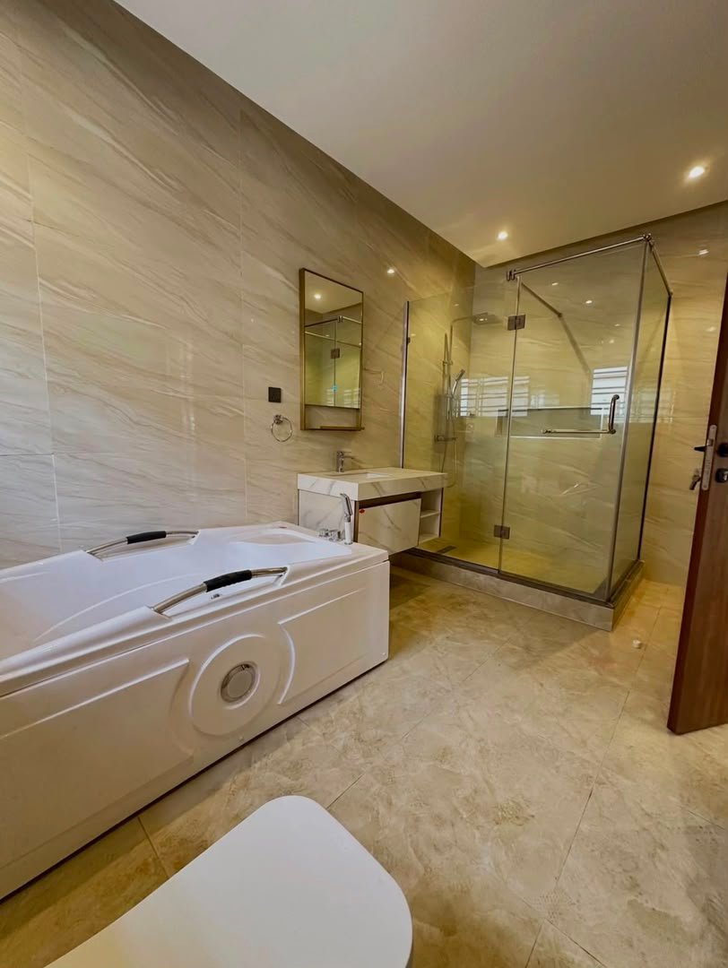 Luxury 4-Bedroom Detached Duplex in Life Camp photo 8