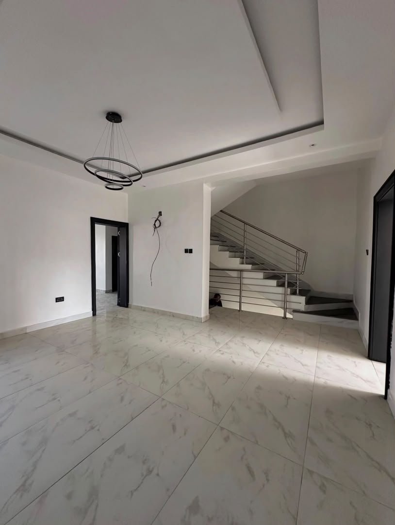 4-Bedroom Terrace in Area ! photo 7