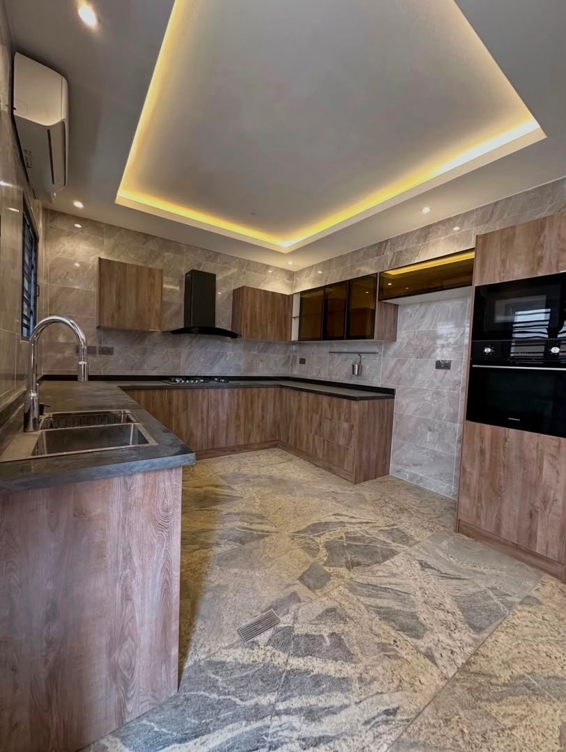 Luxury 4-Bedroom Detached Duplex in Life Camp photo 9