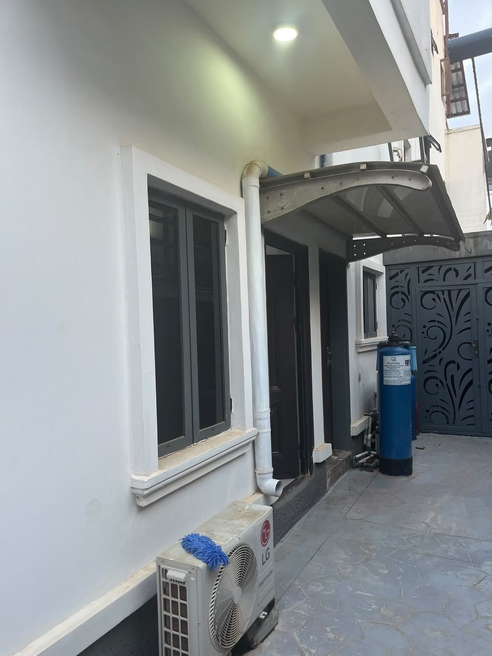 4-Bedroom Semi-Detached in Life Camp photo 9