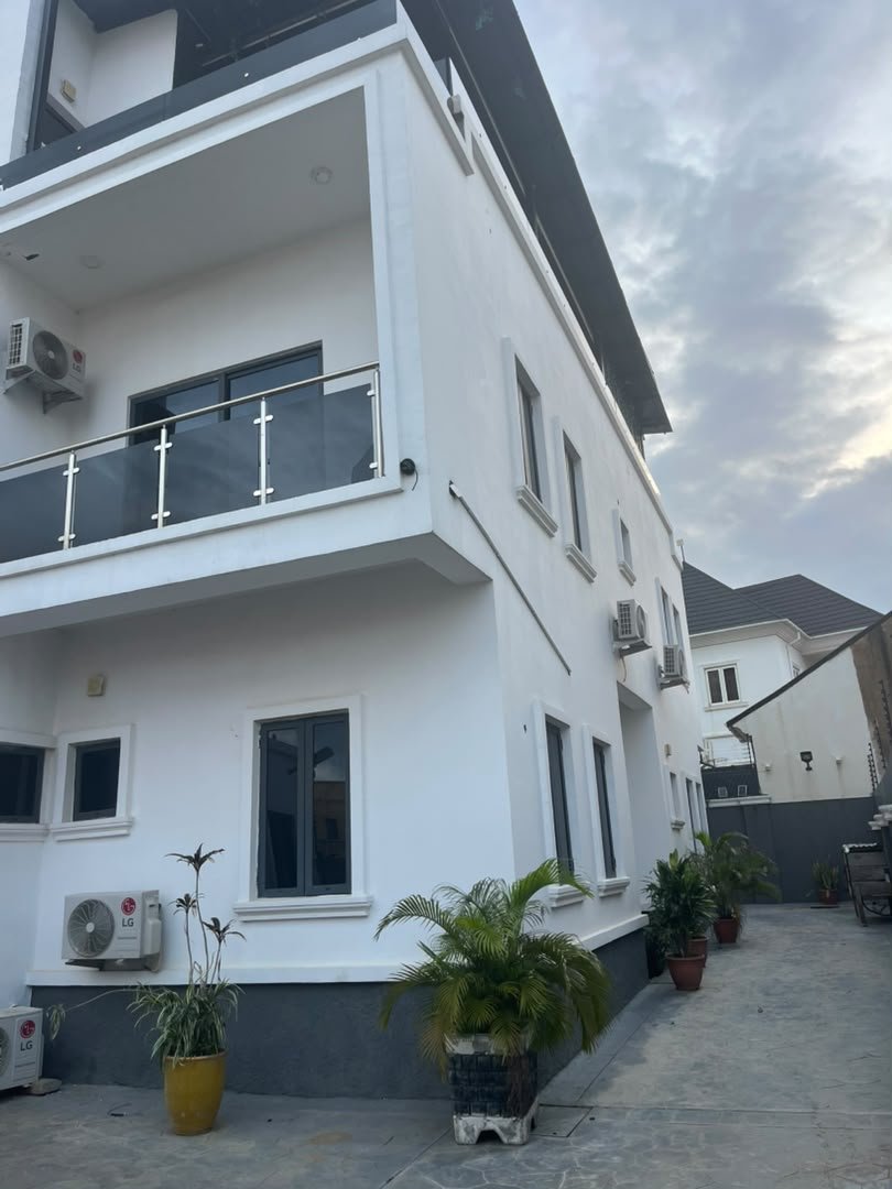 4-Bedroom Semi-Detached in Life Camp photo 4