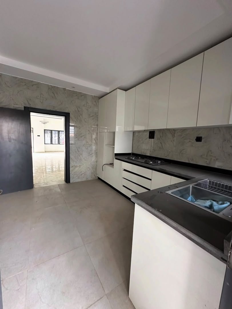 4-Bedroom Terrace in Area ! photo 10