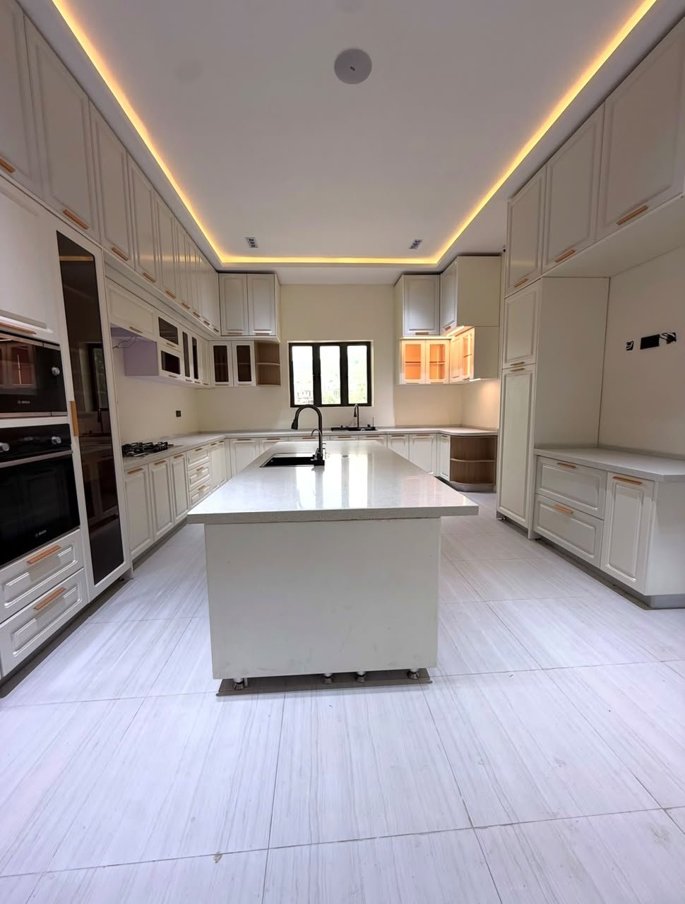 Luxury 6-Bedroom Smart Home in Katampe photo 6
