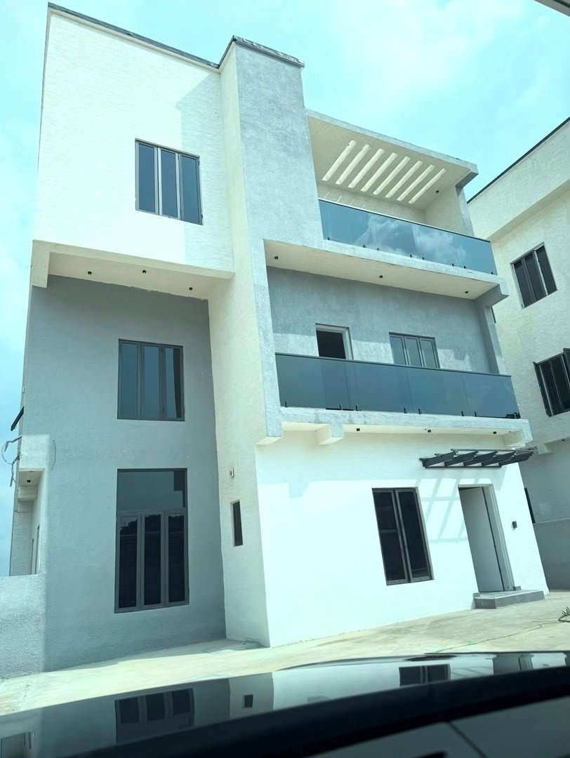 Luxury 7 Bedroom Detached Duplex